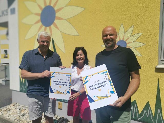 Bürgermeister Erhart Weißenböck, Landtagsabgeordnete Margit Göll und Vizebürgermeister Christoph Jindra bei der Präsentation des Schulstartgeldes in Großdietmanns. | Foto: VP NÖ