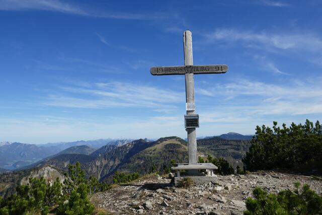 Gipfel des Gennerhorns. Hinter dem Kreuz der Hohe Zinken.  | Foto: Thomas Neuhold