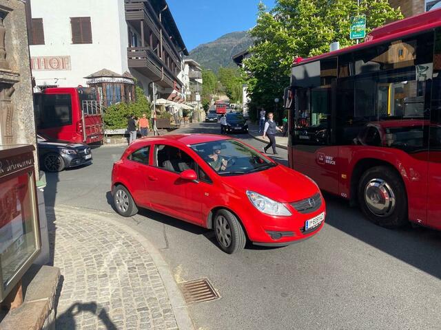 Verkehrschaos in Igls: Ein Dorfbuskonzept würde nachhaltig die Verkehrssicherheit erhöhen und einen Beitrag zum Ortsbildschutz sein. | Foto: BezirksBlätter Innsbruck
