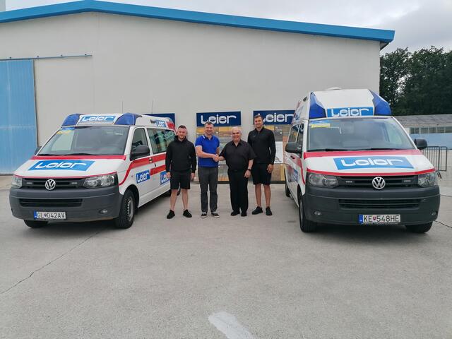 Peter Fodor, von Leier Ukraine mit Michael Leier sowie zwei ukrainischen Mitarbeiter, welche die Rettungsautos in die Ukraine überstellen. | Foto: Leier Baustoffe GmbH &amp; Co KG