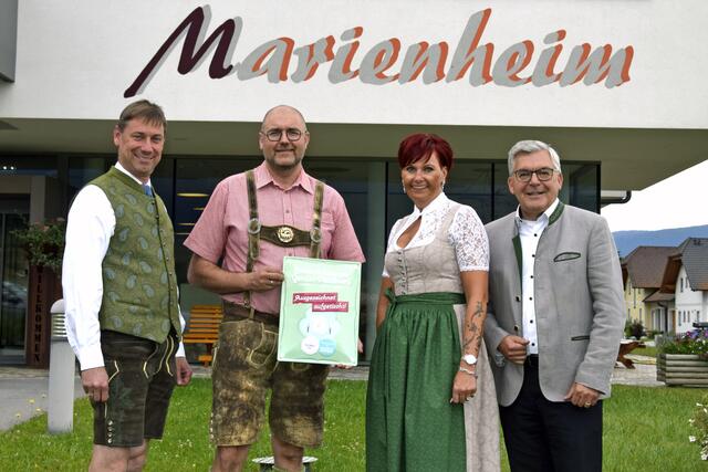 Der Gemeindeverband Marienheim in Mariapfarr bekam das "SalzburgerLand Herkunftszertifikat". Im Bild, v. li.:  Mariapfarrs Bürgermeister Andreas Kaiser, Küchenchef sowie Vizebürgermeister Hans Josef Krenn, Pflegeleiterin Carmen Schager-Wahlhütter und Landesrat Josef Schwaiger. | Foto: Land Salzburg/Büro Schwaiger