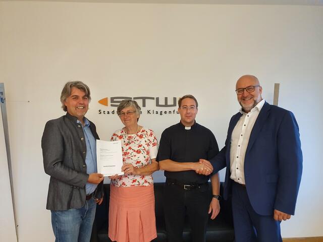 Die STW-Vorstände Ing. Mag. Harald Tschurnig (li.) und Dipl.-Ing. Erwin Smole, MBA (re.)
bedanken sich für den wertschätzenden Umgang im Zuge der Vertragsverhandlungen bei
Edeltraud Fugger (Obfrau des Pfarrgemeinderats St. Ruprecht) und Mag. Gabriel Girardi
(Provisor der Pfarrgemeinde St. Ruprecht) | Foto: STW