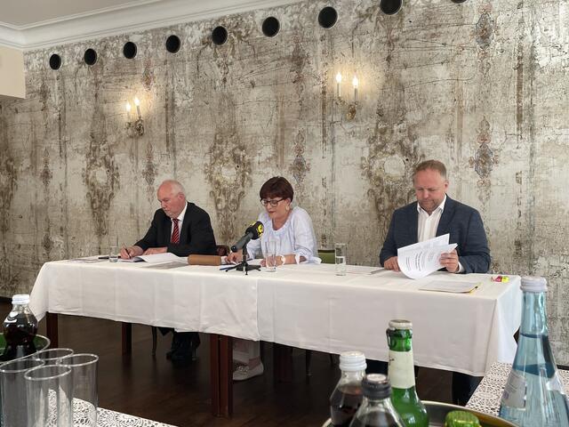 Präsentation der gemeinsam errichteten Richtlinien durch GR Andreas Wanker (re.), GR Andrea Dengg und GR Lucas Krackl | Foto: BezirksBlätter