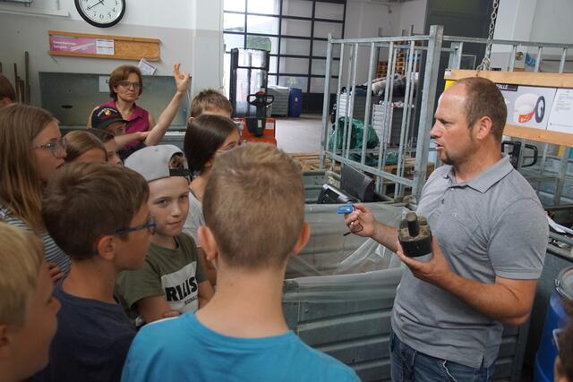Sonnleitner zeigte sehr anschaulich, welche wertvollen Rohstoffe aus den alten Elektrogeräten und Handys recycelt werden können. | Foto: Helmut Eder