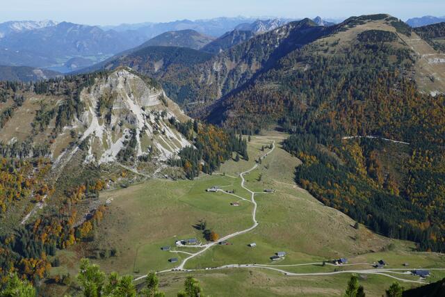 Schöner Tiefblick auf die Genneralm vom Gennerhorn. Links (11 Uhr, das Holzeck), rechts (13 Uhr, der Hohe Zinken).  | Foto: Thomas Neuhold