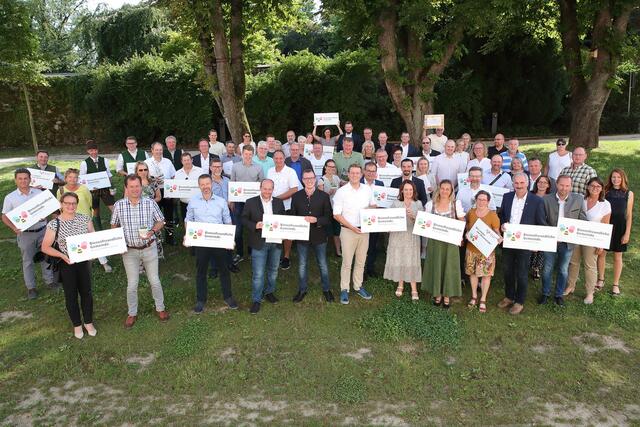 Landesrat Stefan Kaineder freut sich über 20 neue Bienenfreundliche Gemeinden in Oberösterreich. | Foto: Land OÖ/Ernst Grilnberger