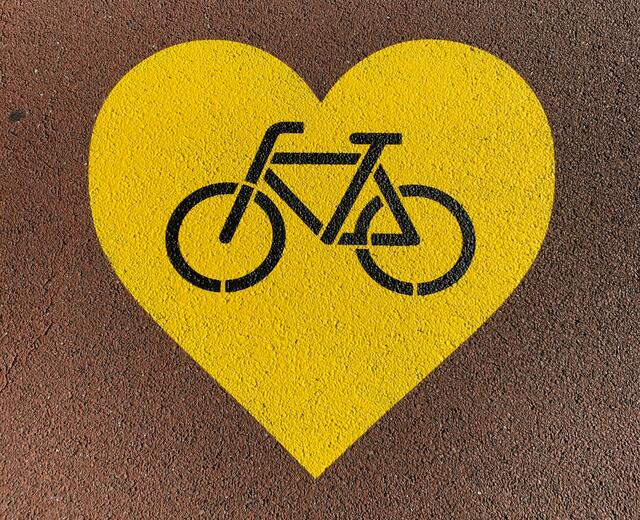 Die Radlerinnen und Radler sollen sich sicher im Verkehr bewegen können.  | Foto: Nuno Ricardo/Unsplash