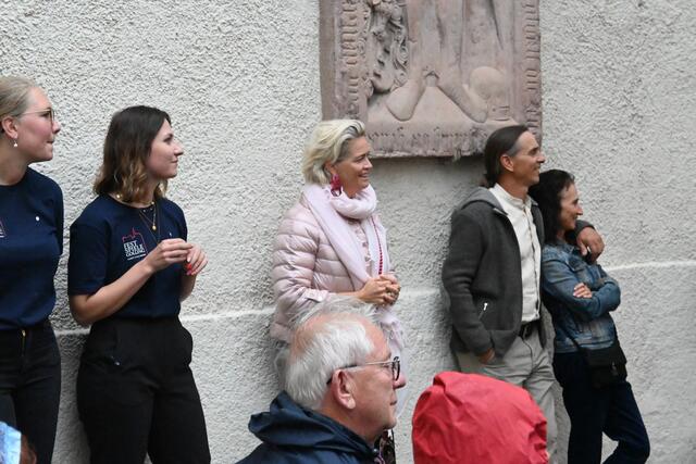 Gepannt lauscht auch das Festspielteam um Sabine Döllerer (Mitte) Elena Uhlig und Fritz Karl über ihren Beziehungsstatus | Foto: Martin Schöndorfer, 2022