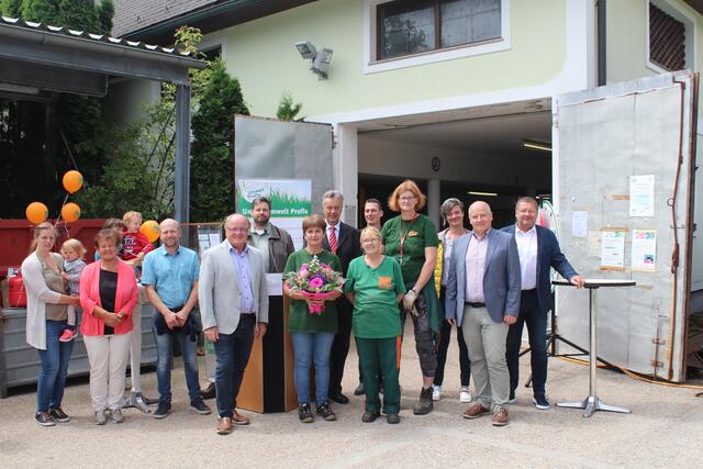 Das Team des BAV Kirchdorf feierte gemeinsam mit den Mitarbeiterinnen des ASZ Wartberg das 20-jährige Jubiläum des Altstoffsammelzentrum Wartbergs.  | Foto: Aigner