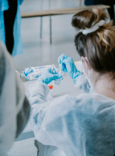 Ab in die Welle heißt es gerade nicht nur für viele Sonnenanbeterinnen - und anbeter: Die Nachfrage nach Corona-Tests ist in den letzten zwei Wochen bereits um 20 Prozent gestiegen. | Foto: Mat Napo/Unsplash