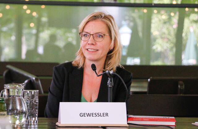 Ministerin Leonore Gewessler vollzog den wider aller Grünen Ziele nötigen Schritt zurück ins "Erdölzeitalter." | Foto: Franziska Marhold