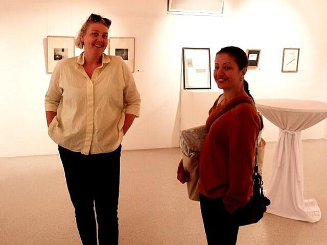 Unternehmerin Barbara Schäfer (links) und Künstlerin Monika Lafer in der Gleisdorfer Beuys-Ausstellung