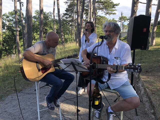 Milchbar-Chef Martin Auinger unterstützte das Duo "Gafri" an der Gitarre | Foto: Stockmann
