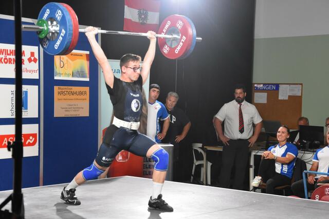 Jonas Klinger mit 117 kg im Stoßen.

Foto: Conny Högg