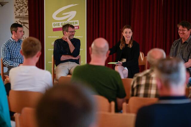 Zwölf Stationen quer durch die Steiermark zählte die Tour der steirischen Grünen, um die Bürgerinnen und Bürger für einen Umstieg von fossiler Energie auf alternative Energieformen zu gewinnen.