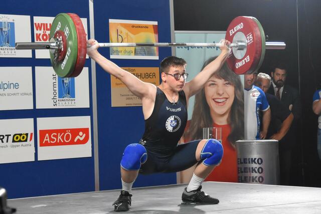 Jonas Klinger (SK VÖEST Linz) bei 100 kg im Reißen

Foto. Conny Högg 