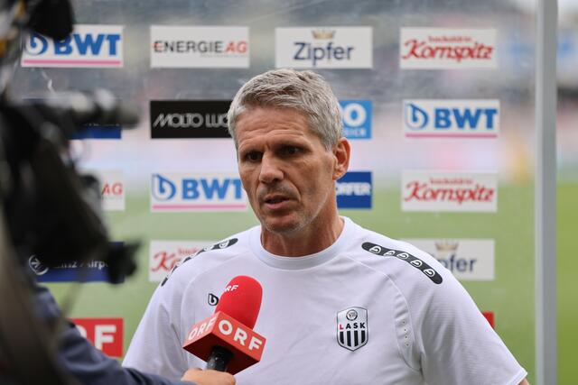 Dietmar Kühbauer stellte sich nach Spielende den Fragen der Journalisten. | Foto: Reischl