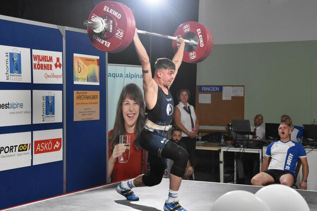 Luca Modrey mit 131 kg im Stoßen.

Foto: Conny Högg