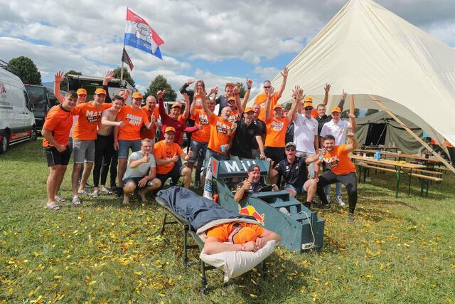 Die Holländer haben ihre Freude auf dem Campingplatz - außer vielleicht der junge Mann vorne im Bild ... | Foto: ripu
