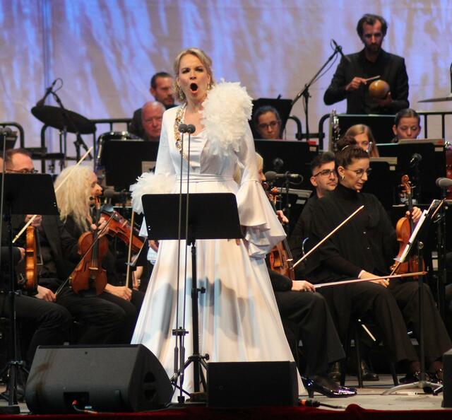 exelente Robe und eine einmalige Darbietung von Elina Garanca