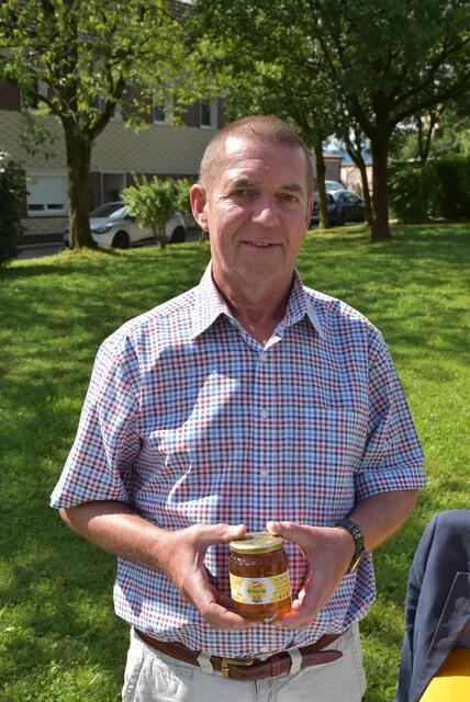Hobbyimker Herbert Fischer bietet Honig aus eigener Imkerei | Foto: Sabine Weigl
