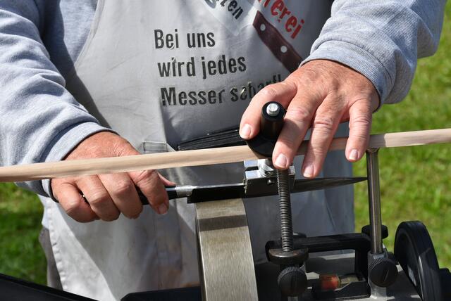 Messerschleifer Fritz Draxler bei der Arbeit | Foto: Sabine Weigl