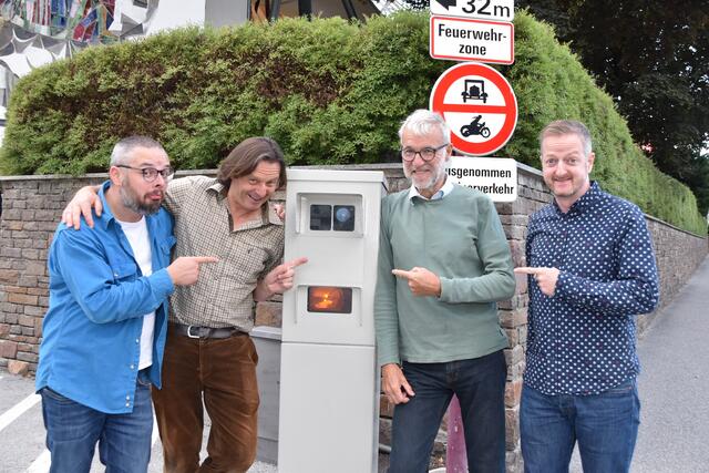 Erst sorgten die vielen Fulpmer Radarkästen bei ihnen für Lacher, dann strapazierten sie die Lachmuskeln des Publikums: Gabriel Castañeda, Manfred Zöschg (Luis aus Südtirol) und Markus Koschuh mit KKI-Chef Reinhard Tschaikner (2.v.r.) | Foto: Kainz