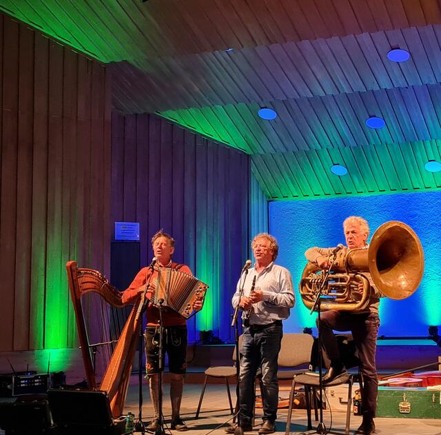 Genialen Kabarett- und Musikgenuss vor vollem Haus gab's am Samstag, als Gerhard Polt &amp; Die Wellbrüder vom Biermoos ihren Auftritt hatten | Foto: Pfurtscheller