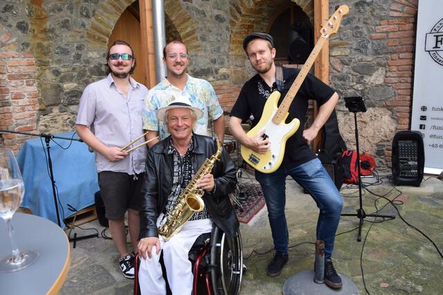 Funky Jazz Lounge mit dem bekannten Musiker Hans Lechner, sorgte für die musikalische Umrahmung im Burghof | Foto: Josef Strohmeier