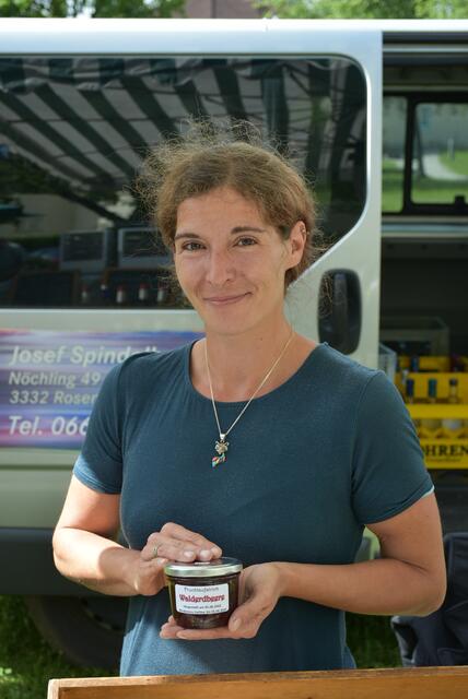 Yasmine Spindelberger bietet selbstgemachte Fruchtaufstriche | Foto: Sabine Weigl