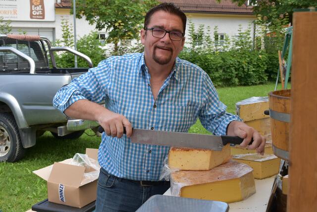 Karl Jung verkauft Käse von der Käsehütte Maria Taferl | Foto: Sabine Weigl