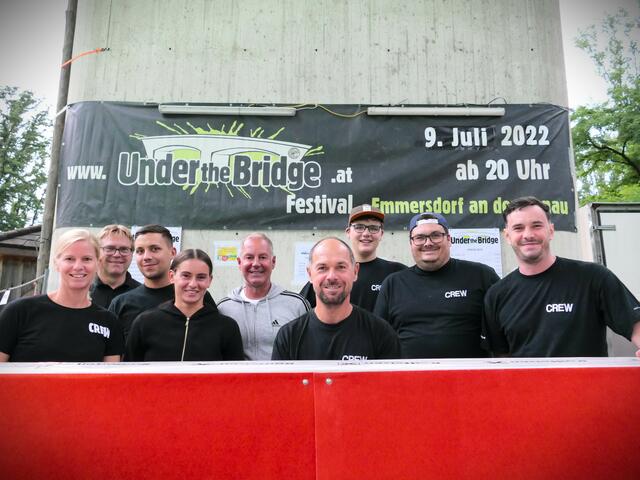 Das Team an der Schank in bester Laune.