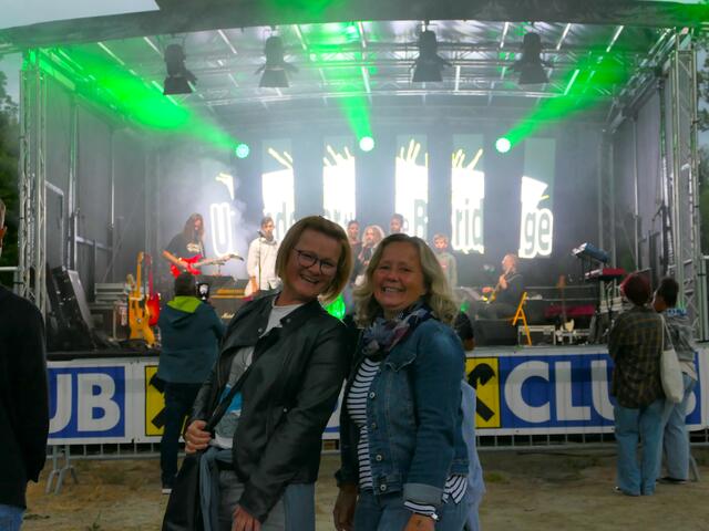 Monika Bergen und Heidi Führer genießen das Festival.