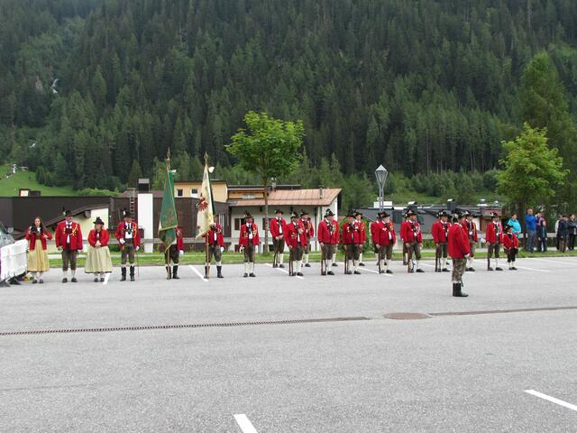 Die Traditionsvereins Schützen und Musikkapelle umrahmten den Festakt in St. Anton. 