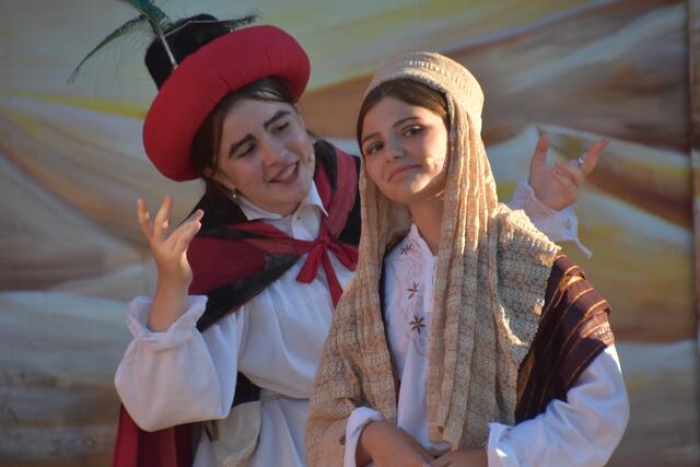 Zwei Bühnentalente: Zauberer Emma Pober (links), Aladdins Mutter Lina Toth. | Foto: Martin Wurglits