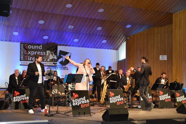 Tanzmusik in all ihrer Vielfalt spielte der Sound Express Tirol in Big-Band-Besetzung am Sonntag zum Frühschoppen. Die einzige Dame im Ensemble ist Bergwacht-Landesleiterin Gabi Pfurtscheller aus Fulpmes. | Foto: Kainz