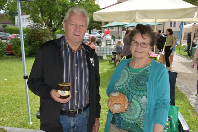 Heinrich und Franziska Jung bieten Honig, Brot, Propolis und selbstgemachten Topfen | Foto: Sabine Weigl