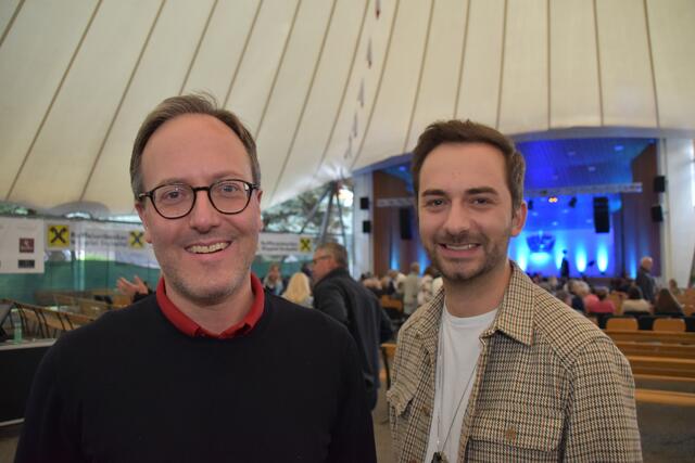 Unter den Gästen: NEOS-Landeschef Dominik Oberhofer und NEOS-Kommunikationsleiter Lukas Schumacher | Foto: Kainz