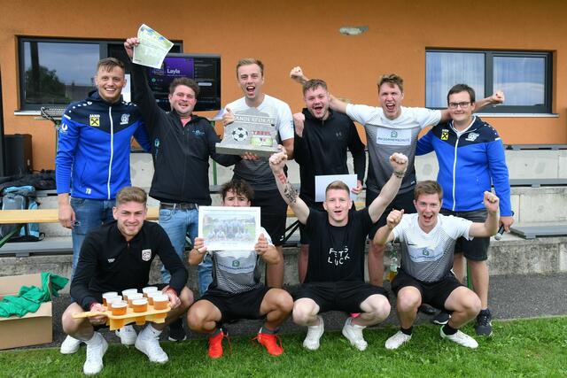 Der Wanderpokal des Kleinfeldturniers ging heuer nach Gramastetten. Anbei das Gruppenfoto der Sieger-Mannschaft "Pony for Kids" mit den beiden Organisatoren Thomas Burgstaller (li im Bild) und David Jax (re im Bild).  | Foto: Erika Ganglberger