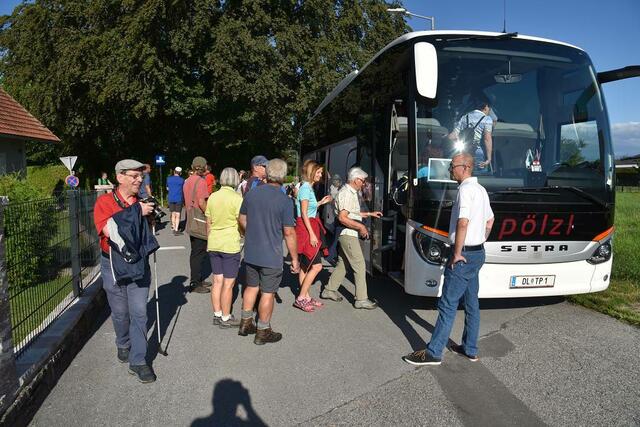 Mit dem Bus wurden die Mooskirchner zur Ausgangsquelle in Gundersdorf gebracht. | Foto: Wutte
