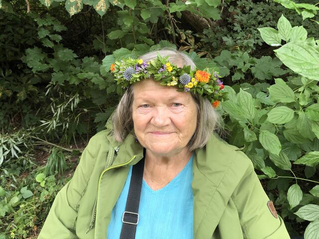 Auch Hermann Piellers Ehefrau Christa durfte sich den Blumenkranz aufsetzen  - für zehn Jahre Schnitzelbacken.