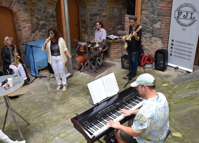 Gastauftritt der Deutschlandsberger Sängerin Lia Hackl | Foto: Josef Strohmeier