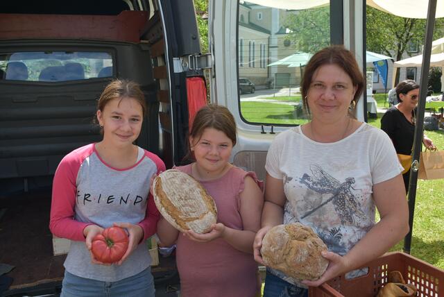 Anna, Leonie und Sonja Galdberger verkaufen Obst und selbstgemachtes Brot  | Foto: Sabine Weigl