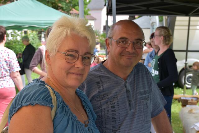 Barbara und Rudolf Mock kaufen am Muntermachermarkt weils gut ist | Foto: Sabine Weigl