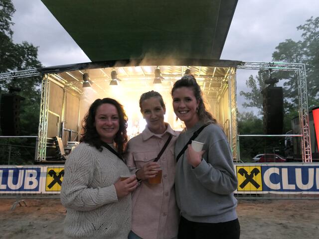 Fans von der Band 'Kess Kess': Jacqueline Gally, Julia Lustkandl und Lisa Gilli.
