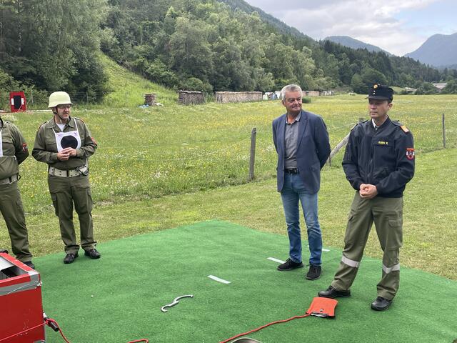 Rudolf Robin und Bürgermeister Haberle richteten Dankesworte in Richtung der Feuerwehr.  | Foto: MeinBezirk.at