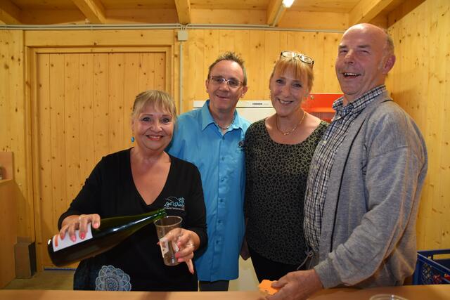 Hinter der Bar fleißig: Ursula, Christian, Silvia und Karl von "Let's Dance – Stubaier Tanzsportverein" | Foto: Kainz