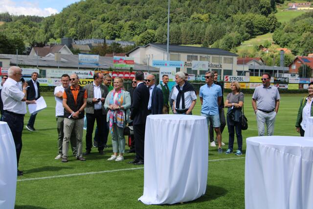 Alle freuen sich, das Weiz nun ein attraktives Stadion hat. | Foto: RegionalMedien Hofmüller