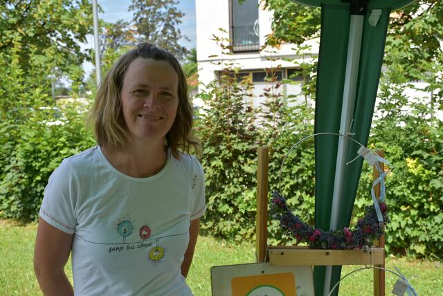 Andrea Reikersdorfer verkauft Kräuterprodukte, Milch und Biobrot am Markt | Foto: Sabine Weigl