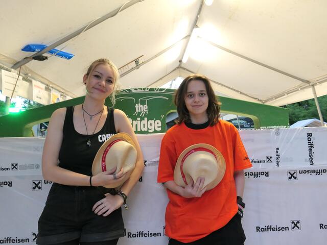 Gehören zur UtBs-Crew: Viktoria Schweiger und Christine Sieberer sorgen für das Wohbefinden der Gäste.